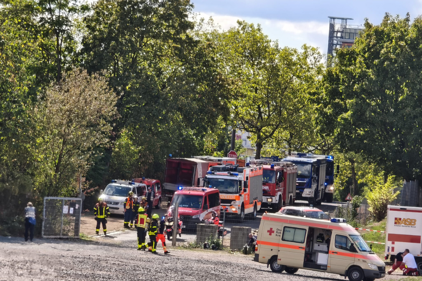 Rettungsfahrzeuge und Einsatzkräfte bei der Katastrophenschutzübung.
