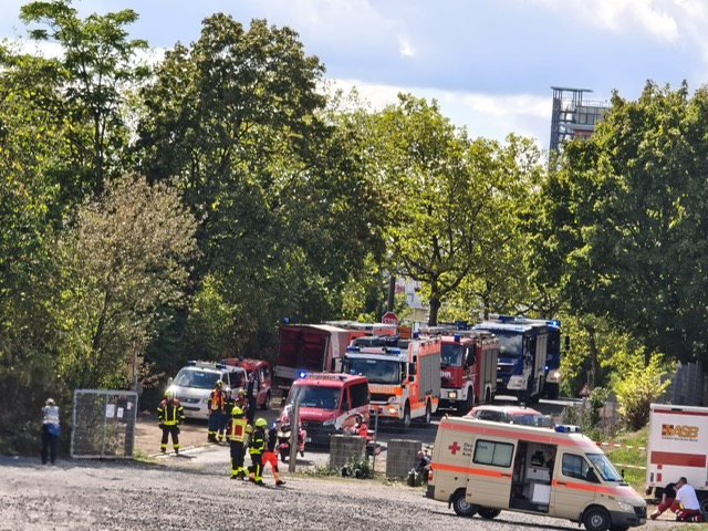 Rettungsfahrzeuge und Rettungskräfte bei Katastrophenschutzübung.